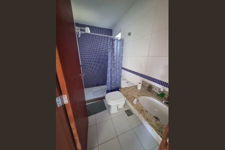 Banheiro de casa à venda com 3 quartos, 143m² em Itaipu, Niterói