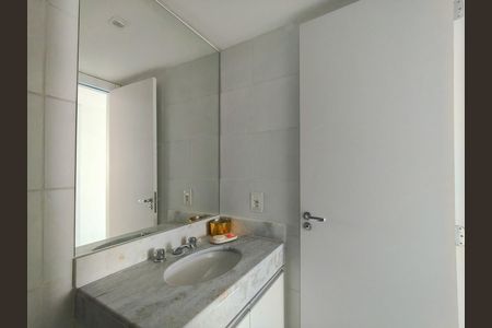 Apartamento à venda com 145m², 3 quartos e 2 vagas Apartamento à venda com 145m², 3 quartos e 2 vagasBanheiro Corredor