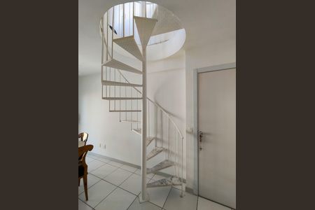 Apartamento à venda com 145m², 3 quartos e 2 vagas Apartamento à venda com 145m², 3 quartos e 2 vagasEscada