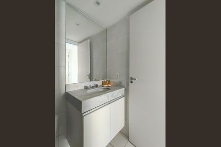 Apartamento à venda com 145m², 3 quartos e 2 vagas Apartamento à venda com 145m², 3 quartos e 2 vagasBanheiro Corredor