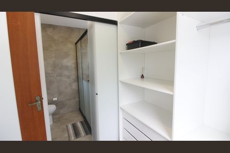 Casa de condomínio para alugar com 200m², 4 quartos e 2 vagasCloset da suíte