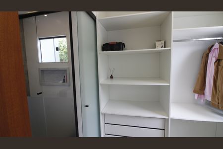 Casa de condomínio para alugar com 200m², 4 quartos e 2 vagasCloset da suíte