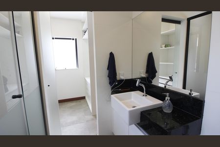 Banheiro da Suíte de casa de condomínio para alugar com 4 quartos, 200m² em Bosque do Peró, Cabo Frio