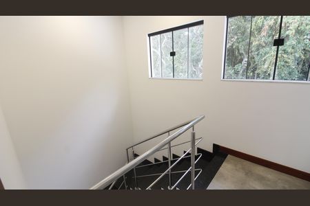 Casa de condomínio para alugar com 200m², 4 quartos e 2 vagasEscada