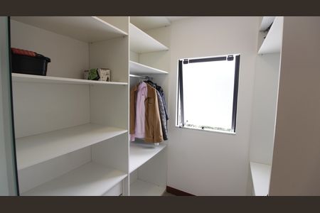 Casa de condomínio para alugar com 200m², 4 quartos e 2 vagasCloset da suíte