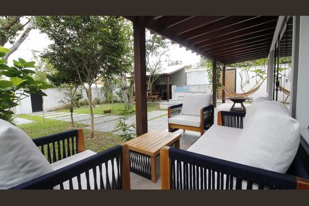 Casa de condomínio para alugar com 200m², 4 quartos e 2 vagasVaranda