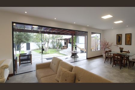 Casa de condomínio para alugar com 200m², 4 quartos e 2 vagasSala