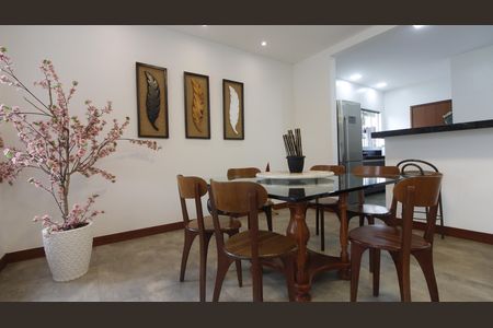 Casa de condomínio para alugar com 200m², 4 quartos e 2 vagasSala