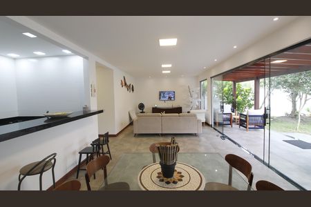 Casa de condomínio para alugar com 200m², 4 quartos e 2 vagasSala