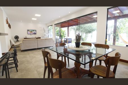 Casa de condomínio para alugar com 200m², 4 quartos e 2 vagasSala