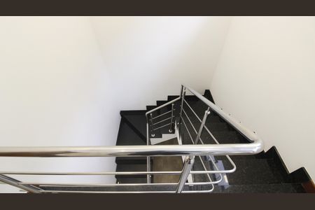 Casa de condomínio para alugar com 200m², 4 quartos e 2 vagasEscada