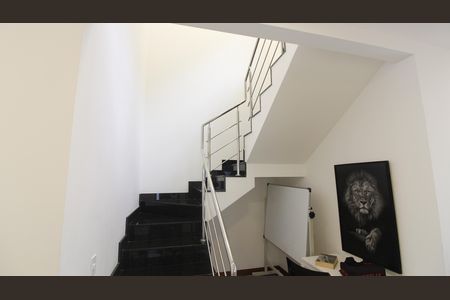 Casa de condomínio para alugar com 200m², 4 quartos e 2 vagasEscada