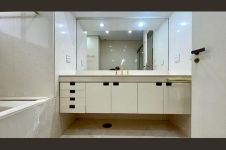 Apartamento à venda com 355m², 3 quartos e 5 vagas Apartamento à venda com 355m², 3 quartos e 5 vagasBanheiro da Suíte