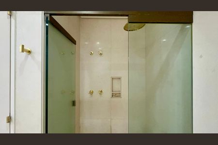 Apartamento à venda com 355m², 3 quartos e 5 vagas Apartamento à venda com 355m², 3 quartos e 5 vagasBanheiro da Suíte