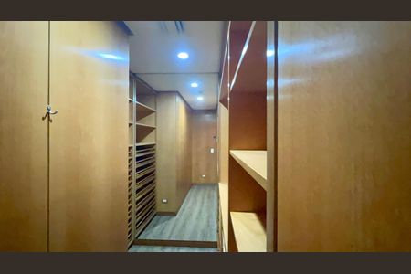 Apartamento à venda com 355m², 3 quartos e 5 vagas Apartamento à venda com 355m², 3 quartos e 5 vagasCloset da suíte