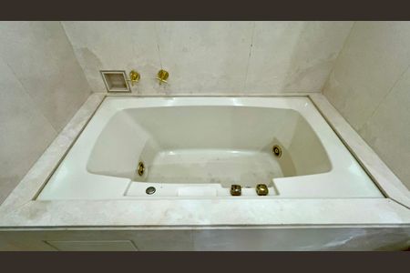 Apartamento à venda com 355m², 3 quartos e 5 vagas Apartamento à venda com 355m², 3 quartos e 5 vagasBanheiro da Suíte
