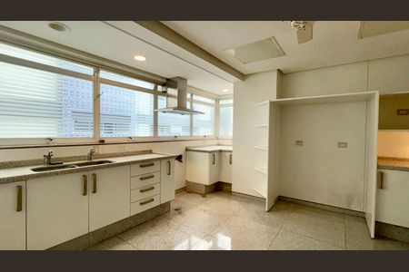 Cozinha de apartamento à venda com 3 quartos, 355m² em Cerqueira César, São Paulo