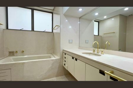 Apartamento à venda com 355m², 3 quartos e 5 vagas Apartamento à venda com 355m², 3 quartos e 5 vagasBanheiro da Suíte