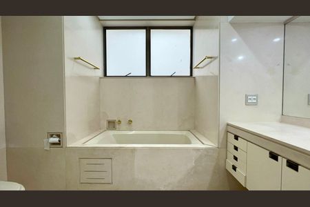 Apartamento à venda com 355m², 3 quartos e 5 vagas Apartamento à venda com 355m², 3 quartos e 5 vagasBanheiro da Suíte