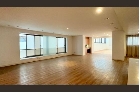Apartamento à venda com 355m², 3 quartos e 5 vagas Apartamento à venda com 355m², 3 quartos e 5 vagasSala de TV
