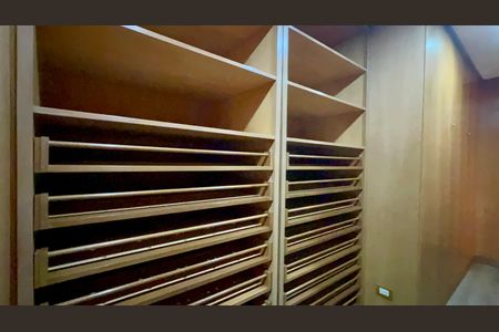 Apartamento à venda com 355m², 3 quartos e 5 vagas Apartamento à venda com 355m², 3 quartos e 5 vagasCloset da suíte