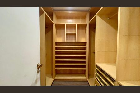 Apartamento à venda com 355m², 3 quartos e 5 vagas Apartamento à venda com 355m², 3 quartos e 5 vagasCloset da suíte