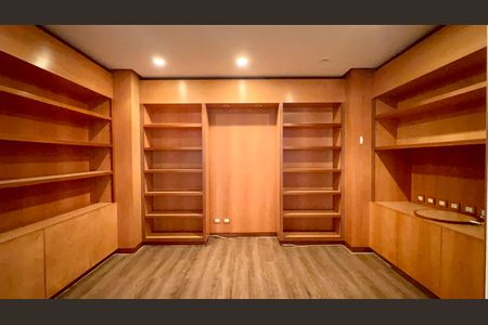 Apartamento à venda com 355m², 3 quartos e 5 vagas Apartamento à venda com 355m², 3 quartos e 5 vagasBiblioteca