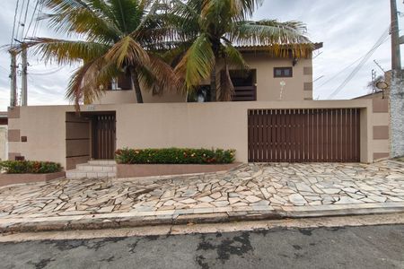 Fachada de casa à venda com 3 quartos, 420m² em Vila Joaquim Inacio, Campinas