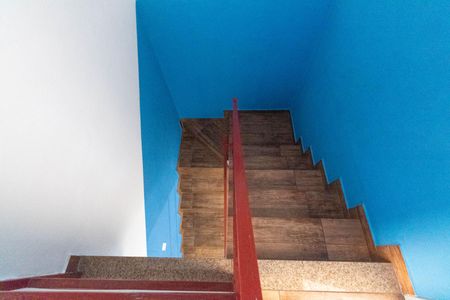 Casa para alugar com 90m², 2 quartos e 2 vagas Casa para alugar com 90m², 2 quartos e 2 vagasEscada