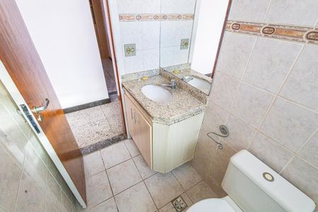 Banheiro social de apartamento para alugar com 3 quartos, 128m² em Planalto, Belo Horizonte