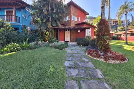 Casa de condomínio à venda com 350m², 5 quartos e 4 vagas Casa de condomínio à venda com 350m², 5 quartos e 4 vagasFachada