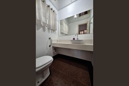 Casa de condomínio à venda com 350m², 5 quartos e 4 vagas Casa de condomínio à venda com 350m², 5 quartos e 4 vagasLavabo 1
