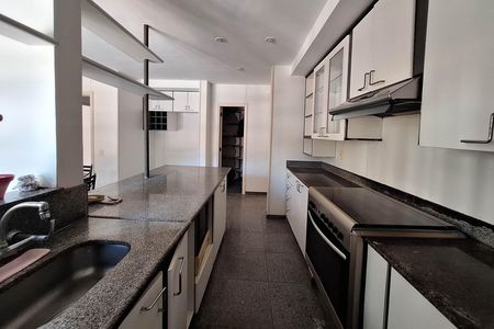 Casa de condomínio à venda com 350m², 5 quartos e 4 vagas Casa de condomínio à venda com 350m², 5 quartos e 4 vagasCozinha
