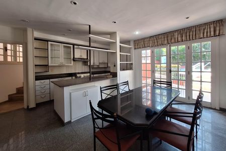 Casa de condomínio à venda com 350m², 5 quartos e 4 vagas Casa de condomínio à venda com 350m², 5 quartos e 4 vagasCozinha
