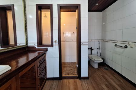Casa de condomínio à venda com 350m², 5 quartos e 4 vagas Casa de condomínio à venda com 350m², 5 quartos e 4 vagasBanheiro da Suíte 1