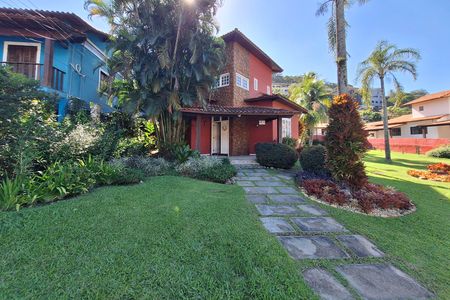 Casa de condomínio à venda com 350m², 5 quartos e 4 vagas Casa de condomínio à venda com 350m², 5 quartos e 4 vagasFachada