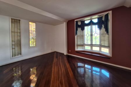 Casa de condomínio à venda com 350m², 5 quartos e 4 vagas Casa de condomínio à venda com 350m², 5 quartos e 4 vagasSala 1