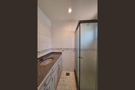 Casa de condomínio à venda com 350m², 5 quartos e 4 vagas Casa de condomínio à venda com 350m², 5 quartos e 4 vagasBanheiro da Suíte 2