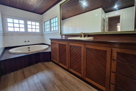 Casa de condomínio à venda com 350m², 5 quartos e 4 vagas Casa de condomínio à venda com 350m², 5 quartos e 4 vagasBanheiro da Suíte 1