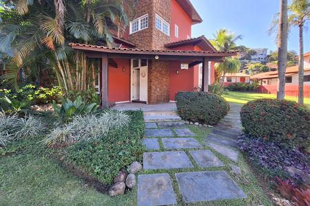 Casa de condomínio à venda com 350m², 5 quartos e 4 vagas Casa de condomínio à venda com 350m², 5 quartos e 4 vagasFachada