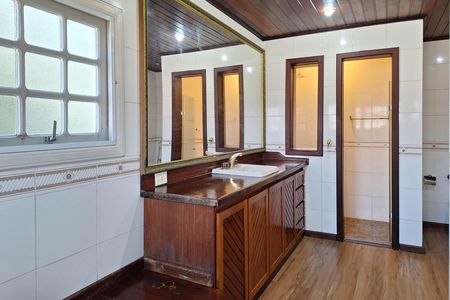 Casa de condomínio à venda com 350m², 5 quartos e 4 vagas Casa de condomínio à venda com 350m², 5 quartos e 4 vagasBanheiro da Suíte 1