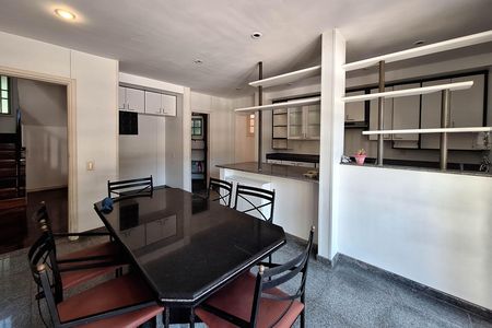 Casa de condomínio à venda com 350m², 5 quartos e 4 vagas Casa de condomínio à venda com 350m², 5 quartos e 4 vagasCozinha