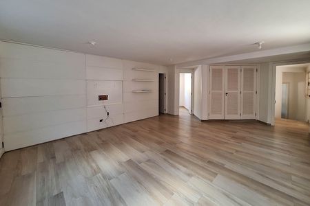 Casa de condomínio à venda com 350m², 5 quartos e 4 vagas Casa de condomínio à venda com 350m², 5 quartos e 4 vagasSala 2