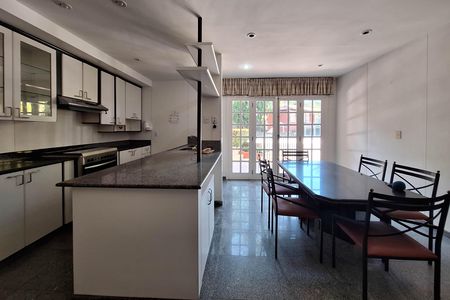 Casa de condomínio à venda com 350m², 5 quartos e 4 vagas Casa de condomínio à venda com 350m², 5 quartos e 4 vagasCozinha