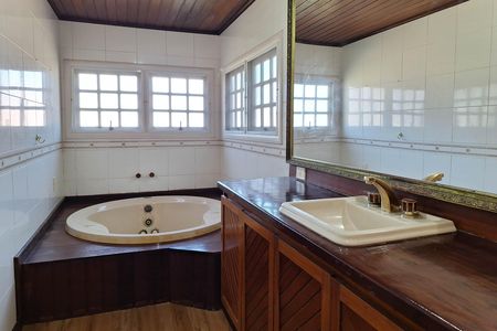 Casa de condomínio à venda com 350m², 5 quartos e 4 vagas Casa de condomínio à venda com 350m², 5 quartos e 4 vagasBanheiro da Suíte 1