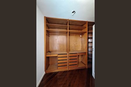 Casa de condomínio à venda com 350m², 5 quartos e 4 vagas Casa de condomínio à venda com 350m², 5 quartos e 4 vagasQuarto 3