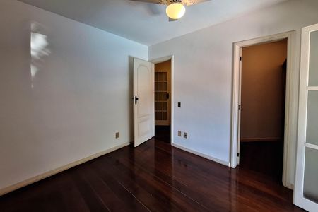 Casa de condomínio à venda com 350m², 5 quartos e 4 vagas Casa de condomínio à venda com 350m², 5 quartos e 4 vagasQuarto 2