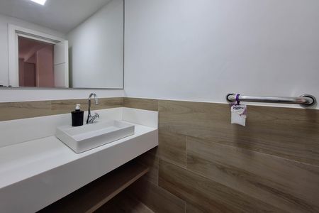 Casa de condomínio à venda com 350m², 5 quartos e 4 vagas Casa de condomínio à venda com 350m², 5 quartos e 4 vagasLavabo 2