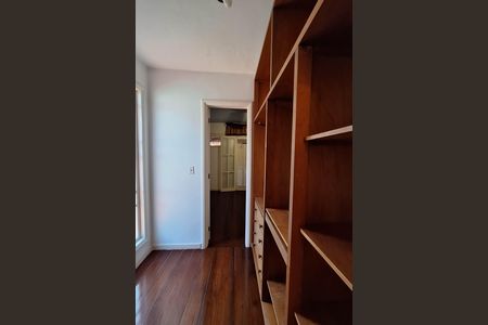 Casa de condomínio à venda com 350m², 5 quartos e 4 vagas Casa de condomínio à venda com 350m², 5 quartos e 4 vagasBanheiro da Suíte 2