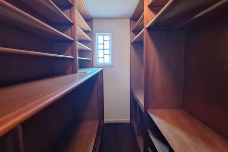 Casa de condomínio à venda com 350m², 5 quartos e 4 vagas Casa de condomínio à venda com 350m², 5 quartos e 4 vagasCloset da suíte 1
